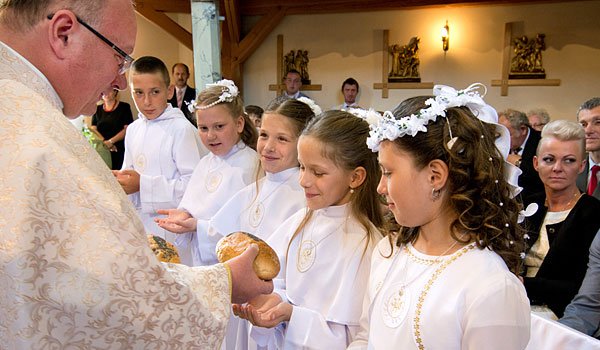 Galeria zdjęć komunijnych w kościele